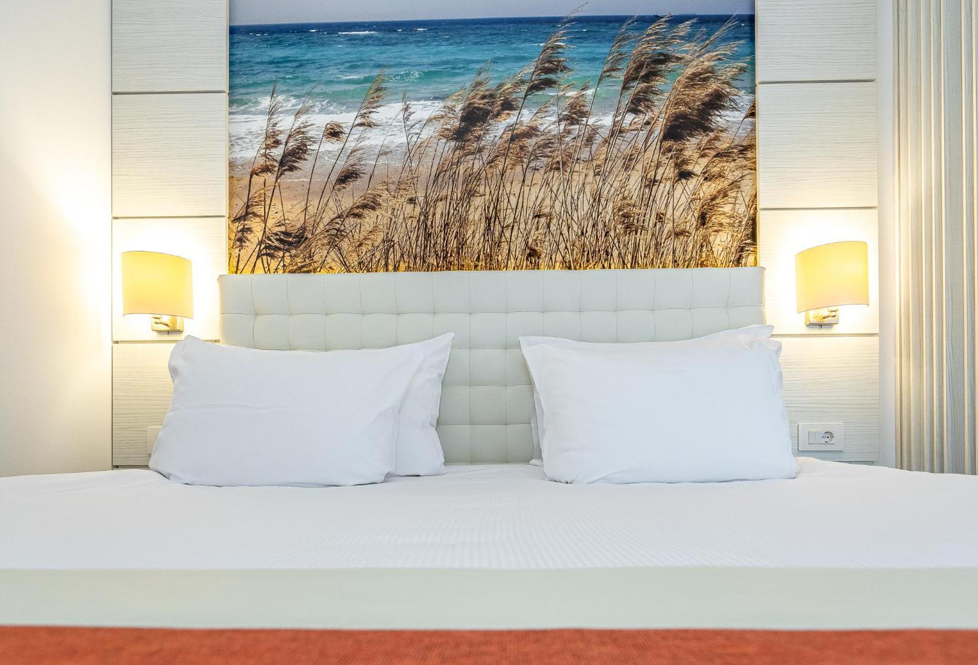 Mera Brise Mangalia Camera foto
